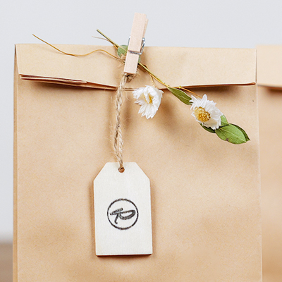 Étiquettes bois avec lien jute - Etiquettes cadeaux à trou-1