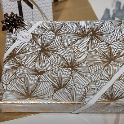 Papier cadeau métallisé Doria blanc/or 70 cm x 25 m 80 g/m² – le rouleau - Papiers cadeaux à effets-1