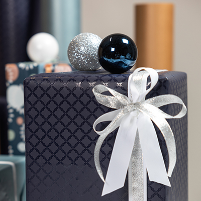 Papier cadeau Grata bleu mat motif brillant recto-verso 70 cm x 25 m 100% recyclé 80 g/m² – Le rouleau - Papier cadeaux couchés à motifs-5