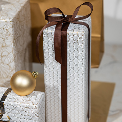 Papier cadeau Rétro couché blanc 30 cm x 50 m, blanc / or, 80 g/m² - Papier cadeaux couchés à motifs-1