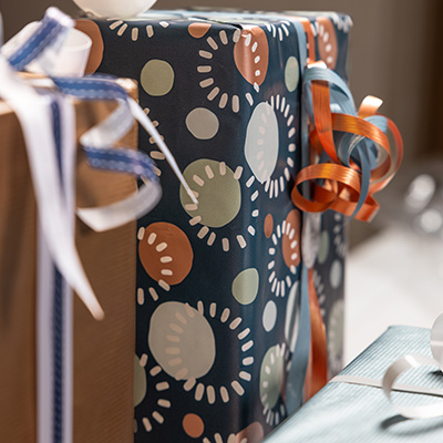 Papier cadeau Mathilde bleu motifs festifs 70 cm x 100 m 60 g/m² - Le rouleau - Papiers cadeaux à motifs-2