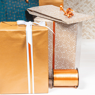 Papier cadeau couché blanc origami étoiles cuivre 70 cm x 100 m 70 g/m² – le rouleau - Papier cadeaux couchés à motifs-2