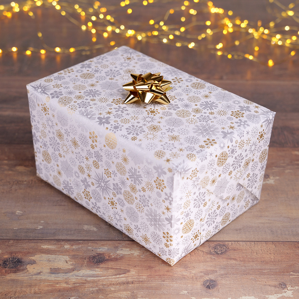 Papier cadeau kraft blanc flocons or/argent 70 cm x 25 m 60 g/m² – le rouleau - Papiers cadeaux kraft à motifs-2