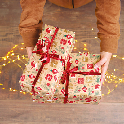Papier cadeau kraft brun motifs Noël rouge/vert 70 cm x 50 m 65 g/m² – le rouleau - Papiers cadeaux kraft à motifs-1