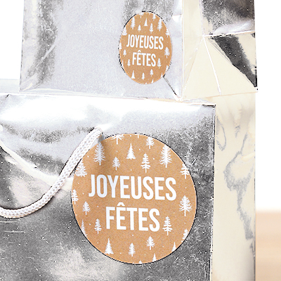 Étiquettes cadeaux adhésives Joyeuses Fêtes sapins brun/blan - Étiquettes cadeaux adhésives-1