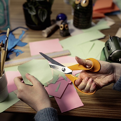 Ciseaux universels Fiskars Classic pour droitier 21cm manche orange - Ciseaux-2