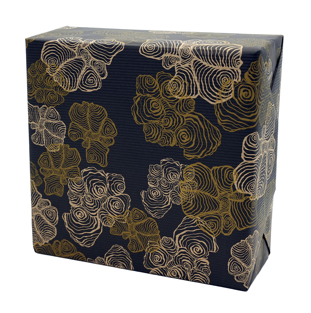 Papier cadeau kraft brun vergé Spirale noir/or 70 cm x 50 m 60 g/m² – le rouleau - Papiers cadeaux kraft à motifs-1