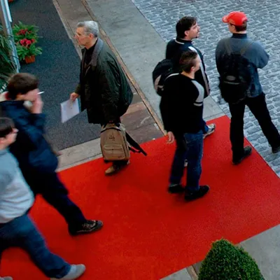 Tapis rouge pour cérémonie aiguilleté imputrescible résistant aux UV 1 x 15 m de long, ép. 3 mm - Tapis-2