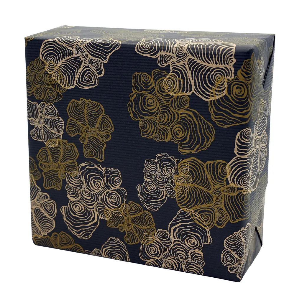 Papier cadeau kraft brun vergé Spirale noir/or 70 cm x 50 m 60 g/m² – le rouleau - Papiers cadeaux kraft à motifs-2