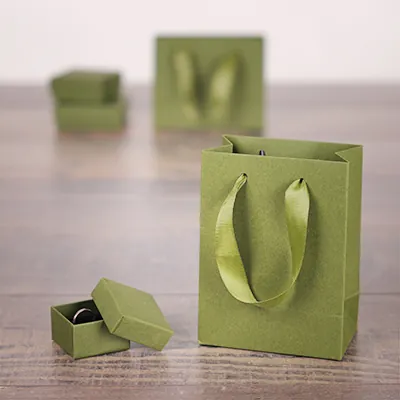 Sacs kraft luxe vert olive poignées ruban satin 11,5 + 7 x 15,5 cm - Paquet de 20 - Sacs kraft luxe-4