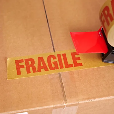 Adhésif kraft imprimé FRAGILE - 50 mm x 50 m - Marquage d'expédition-2