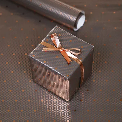 Papier cadeau couché noir nid d’abeille dorure cuivre 70 cm x 25 m 80 g/m² – le rouleau - Papiers cadeaux à effets-2