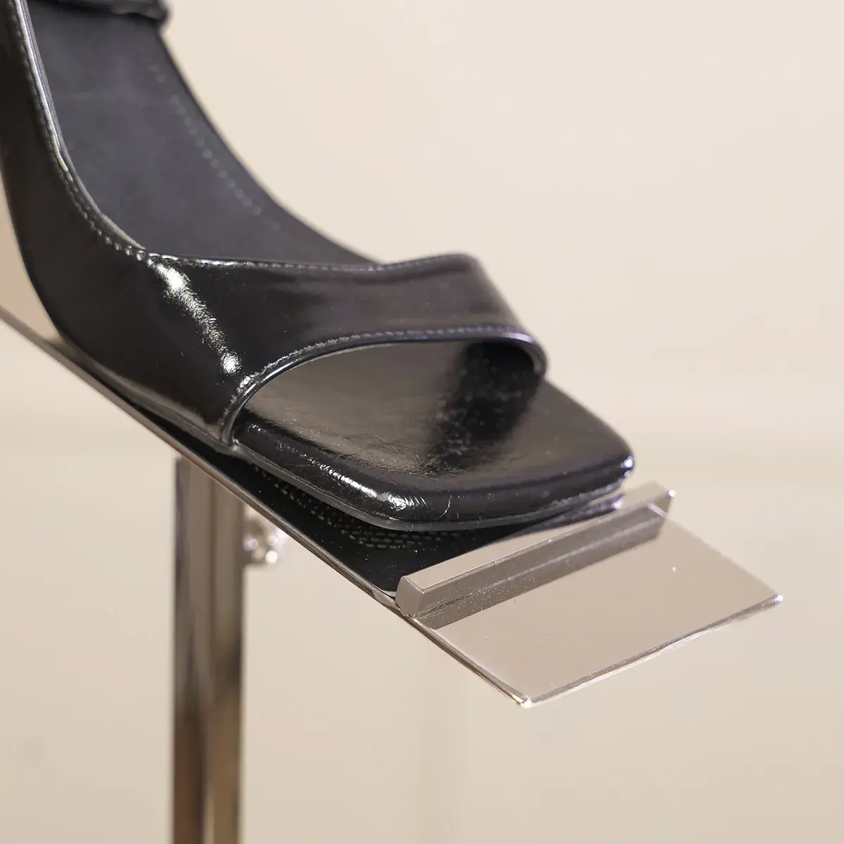 Présentoir chaussure réglable - Présentoir chaussure sur pied - Présentoirs chaussures-4