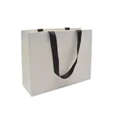 Sacs pelliculés blancs à poignées ruban noires – 43 x 14 x 32 cm – Paquet de 10 - Sacs pelliculés unis, poignées ruban