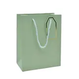 Sac pelliculé vert mat poignées cordelettes 26+12x32 cm 210g/m² – Paquet de 20