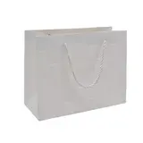 Sacs pelliculés blancs embossés tressés poignées cordelette 31+12x26 cm 210g/m² – Paquet de 20 - Sacs pelliculés à motifs