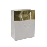 Sacs pelliculés blancs embossés bandeau or poignées cordelette 18+10x23 cm 210g/m² – Paquet de 20