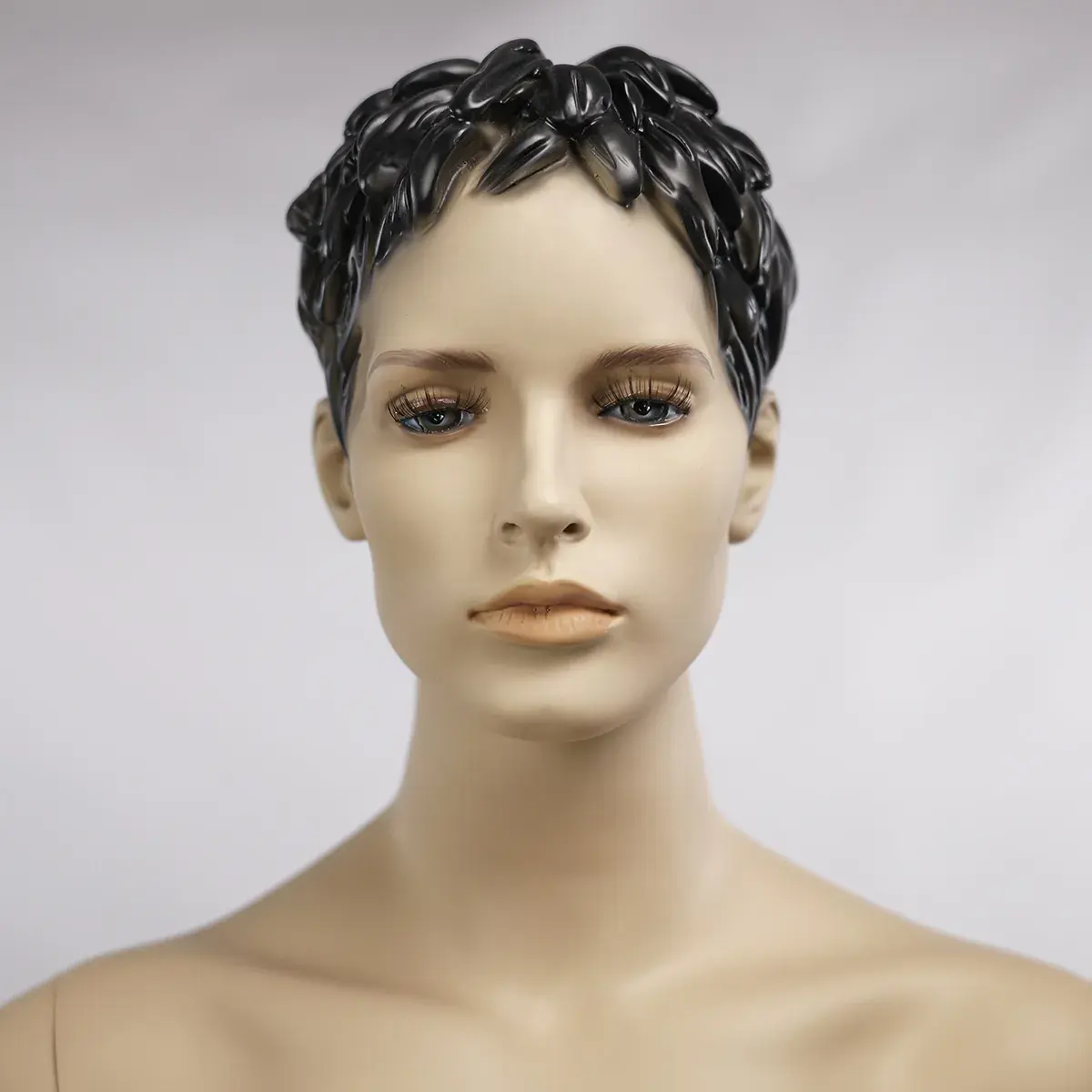 Mannequin femme cheveux sculptés, bras le long du corps H 178 cm Fibre de verre - Chair - Mannequins cheveux sculptés-5