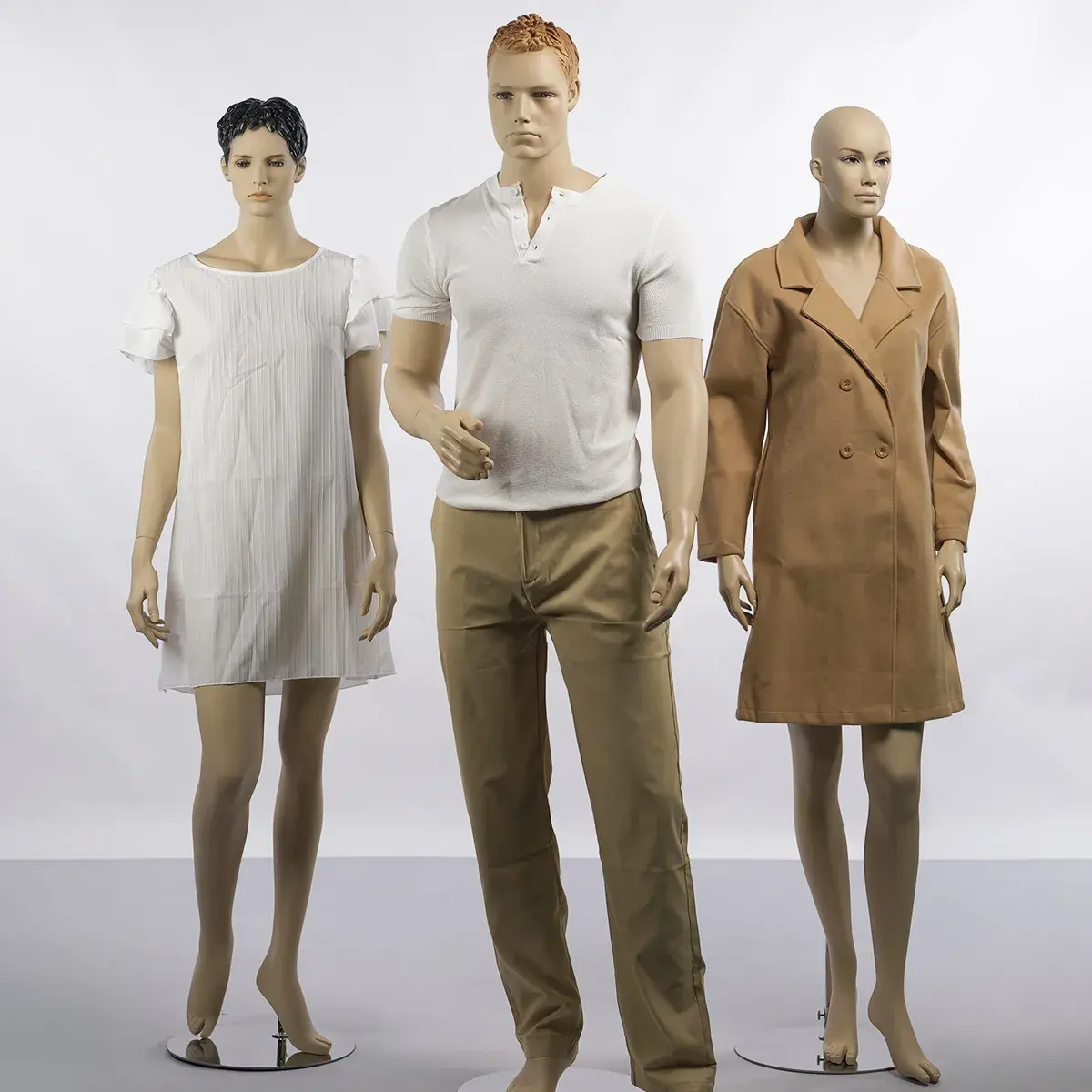 Mannequin femme cheveux sculptés, bras le long du corps H 178 cm Fibre de verre - Chair - Mannequins femmes-6