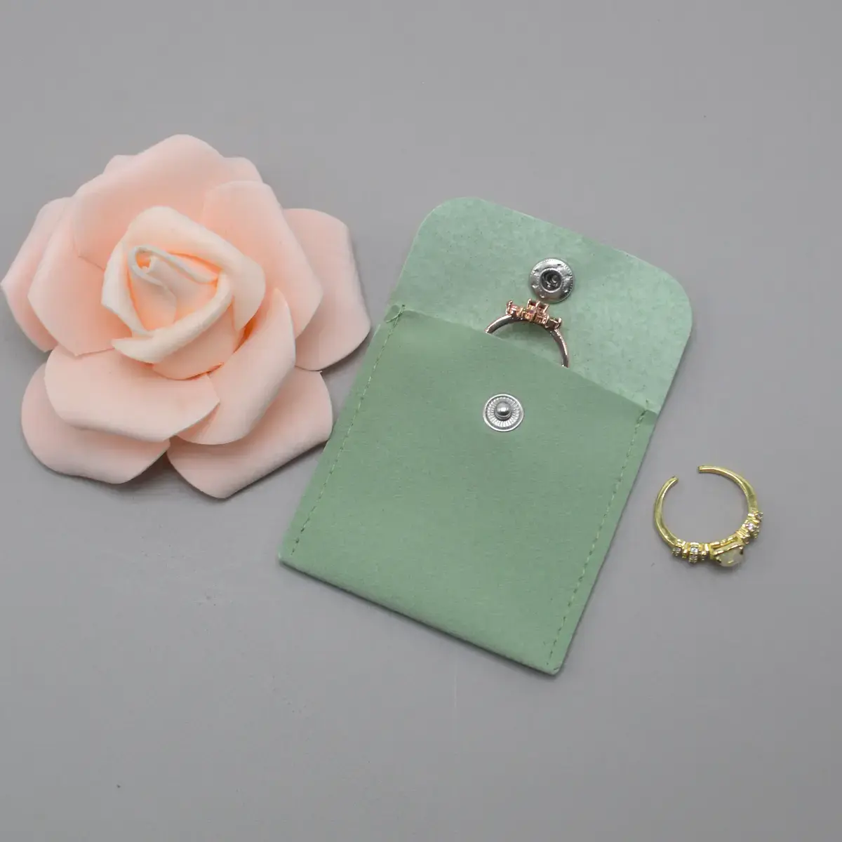 Pochette bijoux suédine avec pression 6,5 x 6,5 cm – Sachet Bijoux - Vert - Paquet de 20 - Pochettes bijoux, Support bijoux-3