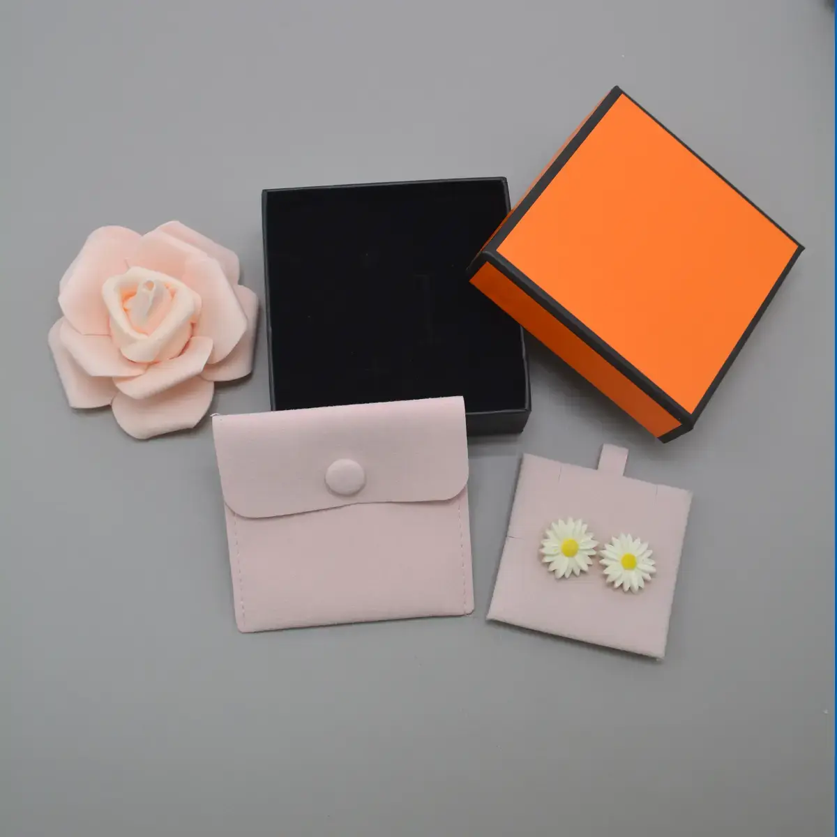 Pochette bijoux suédine avec pression 8 x 8 cm – Sachet Bijoux - Rose - Paquet de 20 - Pochettes bijoux, Support bijoux-4