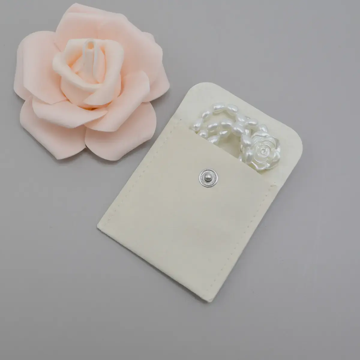 Pochette bijoux suédine avec pression 6,5 x 6,5 cm – Sachet Bijoux - Beige - Paquet de 20 - Pochettes bijoux, Support bijoux-3