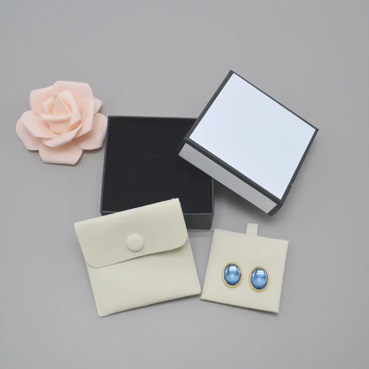 Pochette bijoux suédine avec pression 8 x 8 cm – Sachet Bijoux - Beige - Paquet de 20 - Pochettes bijoux, Support bijoux-4