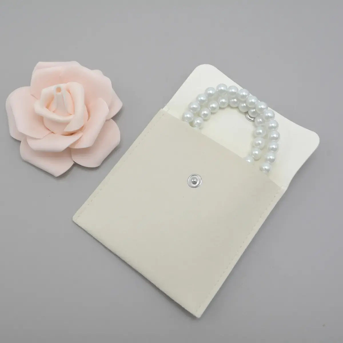 Pochette bijoux suédine avec pression 10 x 10 cm – Sachet Bijoux - Beige - Paquet de 20 - Pochettes bijoux, Support bijoux-2