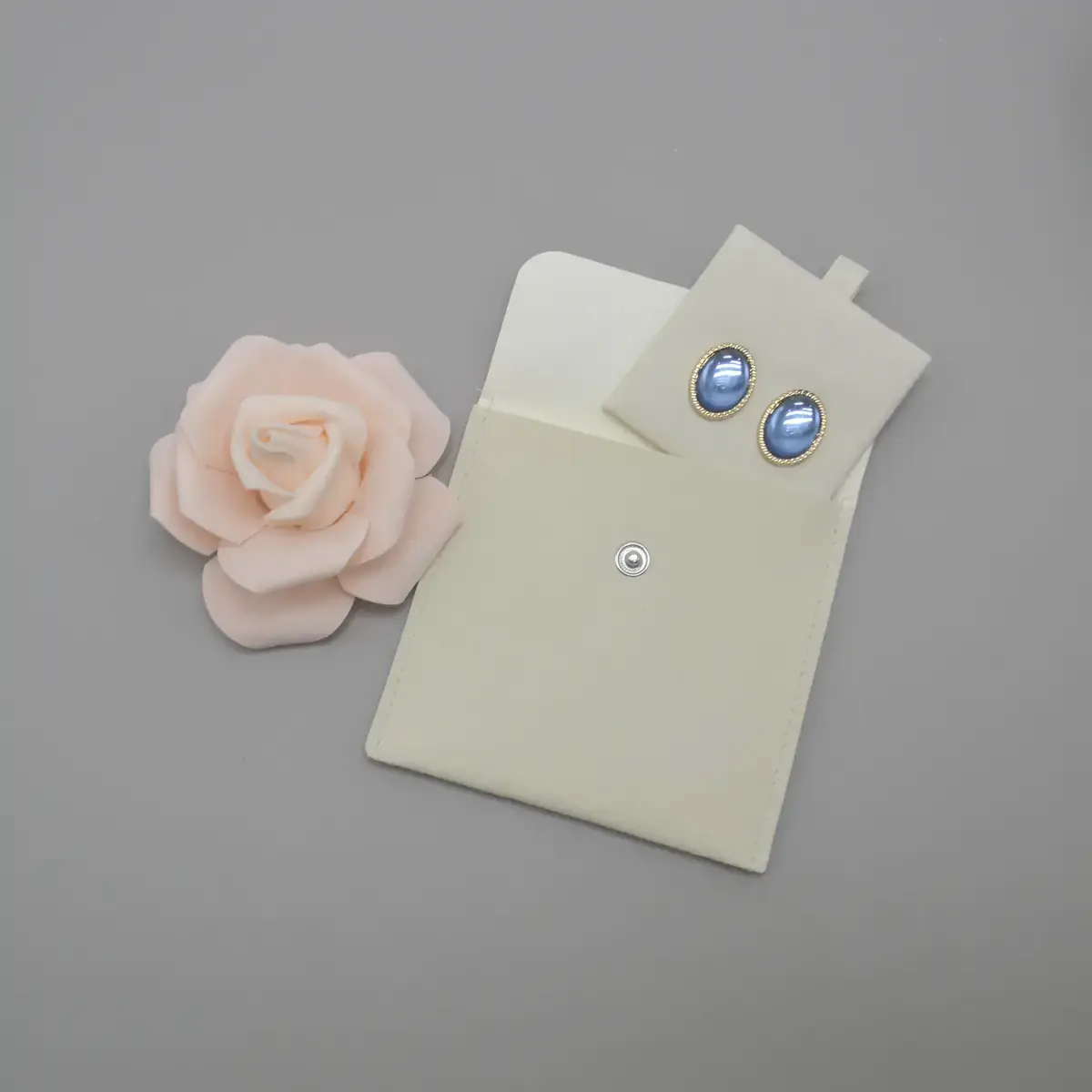 Pochette bijoux suédine avec pression 10 x 10 cm – Sachet Bijoux - Beige - Paquet de 20 - Pochettes bijoux, Support bijoux-4