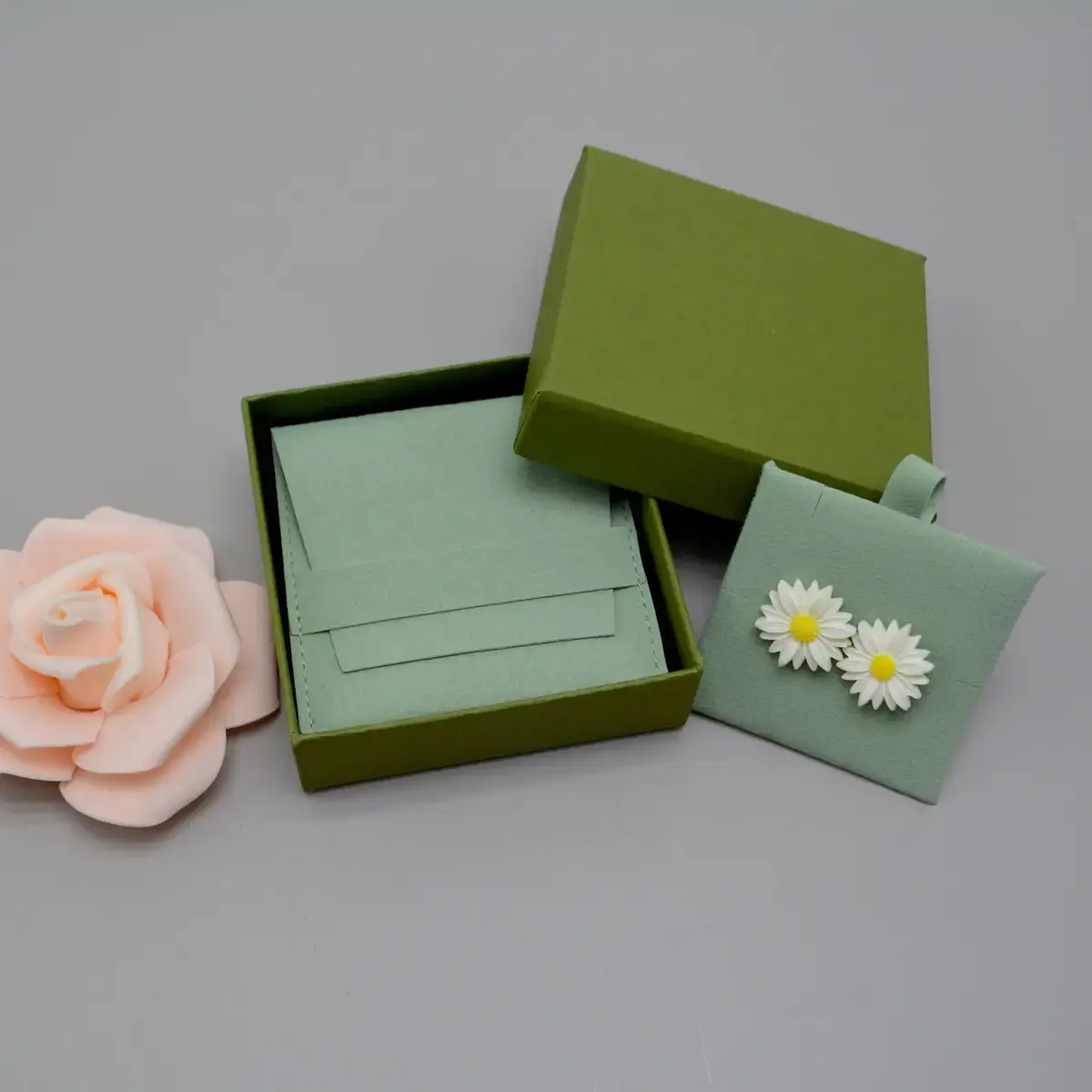Support d'insertion rigide pour pochette bijoux suédine 6 x 6 cm - Vert – Paquet de 20 - Pochettes bijoux, Support bijoux-3