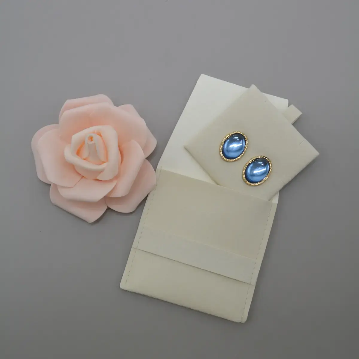 Support d'insertion rigide pour pochette bijoux suédine 6 x 6 cm - Beige – Paquet de 20 - Pochettes bijoux, Support bijoux-2