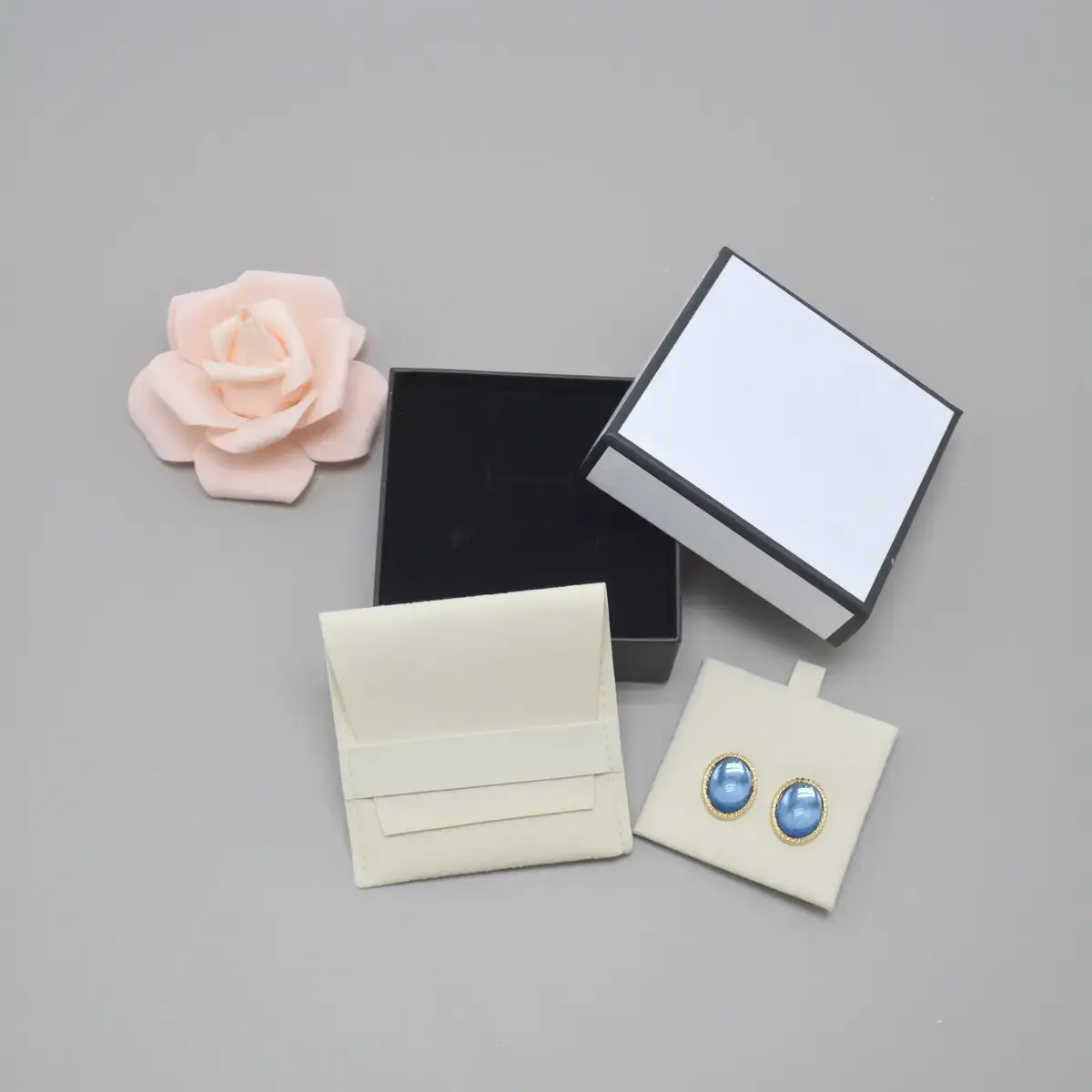 Support d'insertion rigide pour pochette bijoux suédine 6 x 6 cm - Beige – Paquet de 20 - Pochettes bijoux, Support bijoux-3