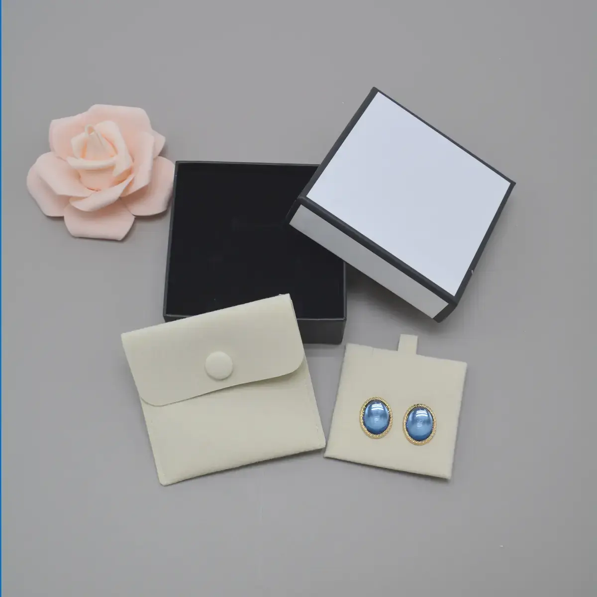 Support d'insertion rigide pour pochette bijoux suédine 6 x 6 cm - Beige – Paquet de 20 - Pochettes bijoux, Support bijoux-6