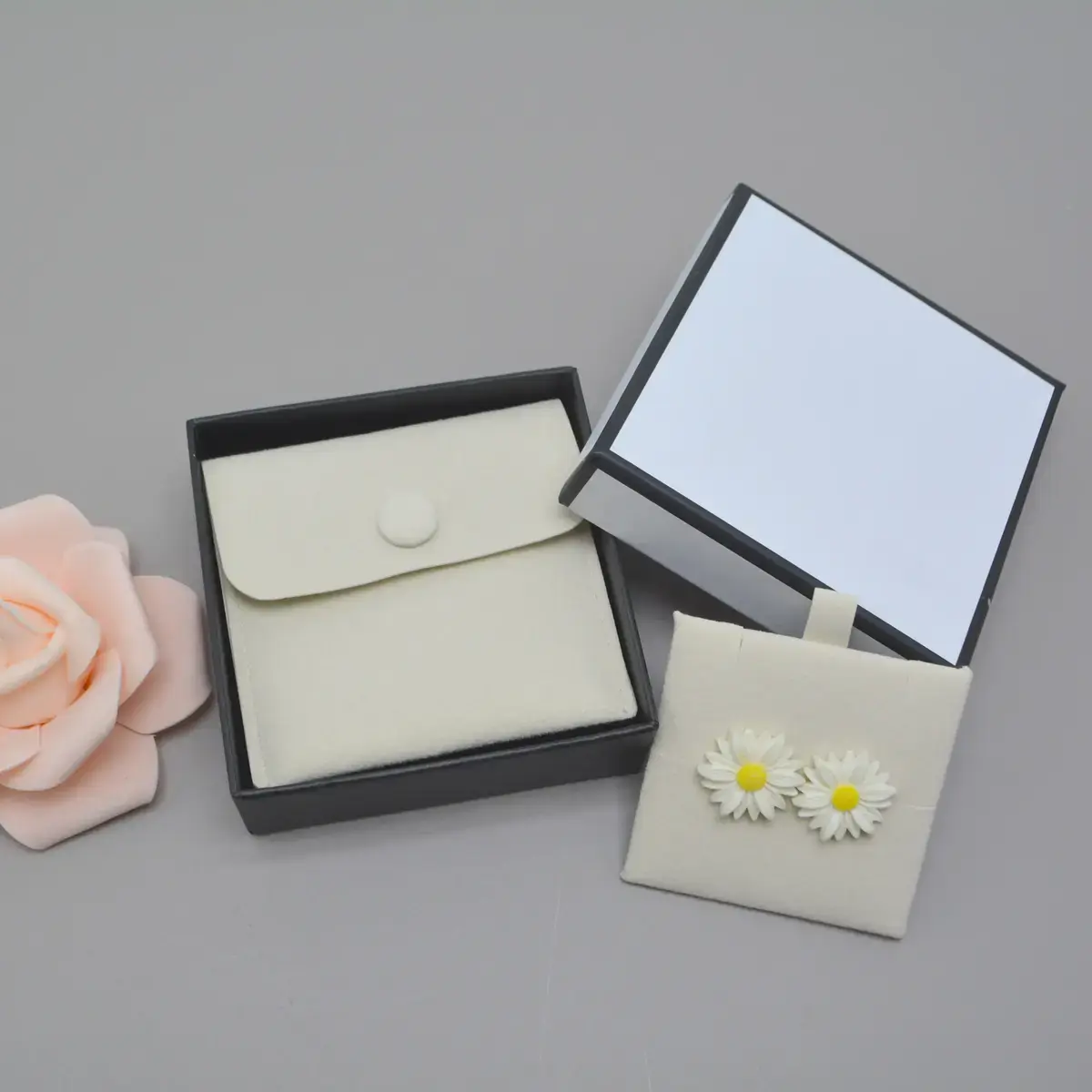 Support d'insertion rigide pour pochette bijoux suédine 6 x 6 cm - Beige – Paquet de 20 - Pochettes bijoux, Support bijoux-7