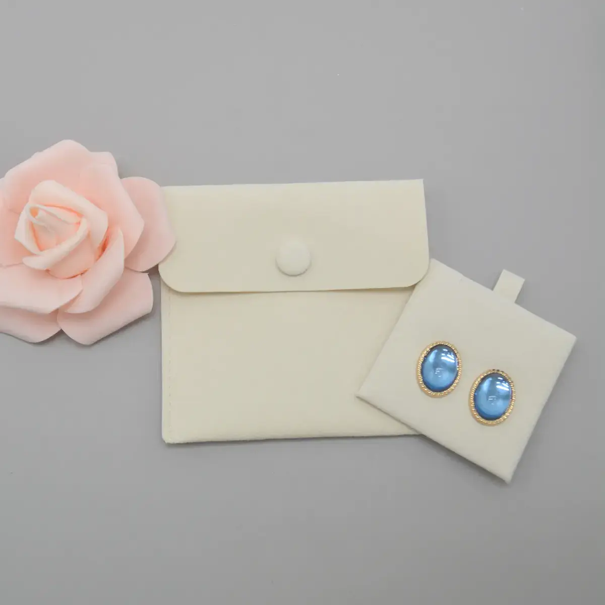 Support d'insertion rigide pour pochette bijoux suédine 6 x 6 cm - Beige – Paquet de 20 - Pochettes bijoux, Support bijoux-8