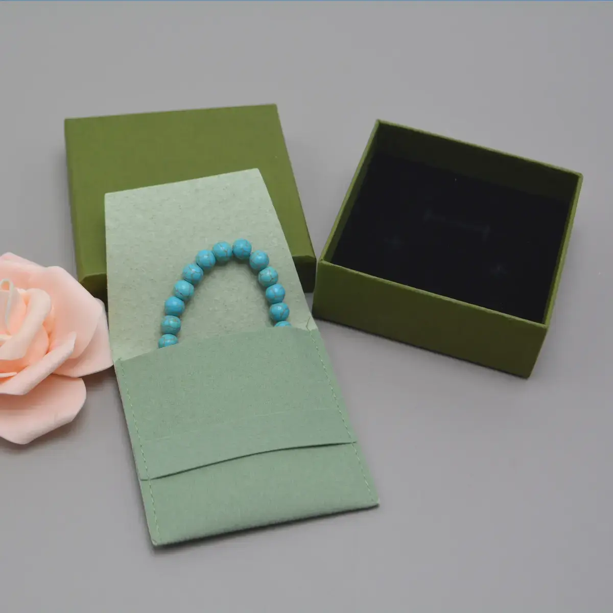 Pochette bijoux suédine 8 x 8 cm – Sachet bijoux à rabat – Vert - Paquet de 20 - Pochettes bijoux, Support bijoux-2