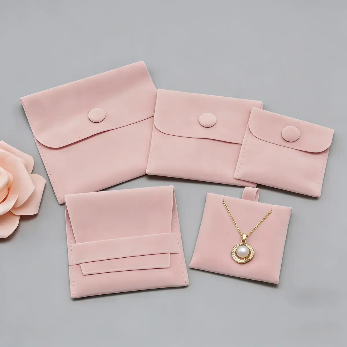 Pochette bijoux suédine 8 x 8 cm – Sachet bijoux à rabat – Rose - Paquet de 20 - Pochettes bijoux, Support bijoux-6