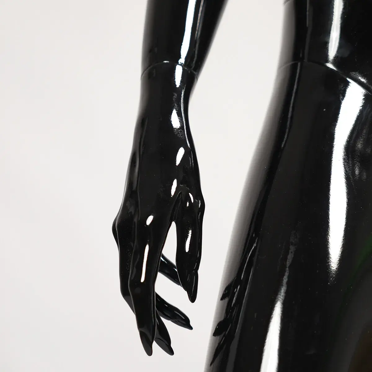 Mannequin femme, finition laquée, main gauche sur la hanche H 178 cm Fibre de verre - Noir  - Mannequins femmes-4