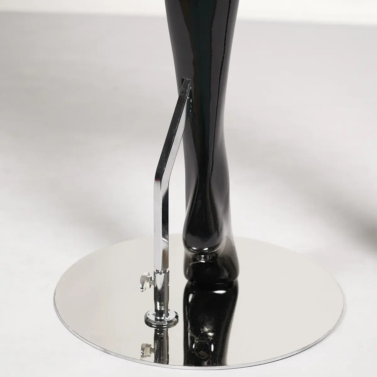 Mannequin femme, finition laquée, main gauche sur la hanche H 178 cm Fibre de verre - Noir  - Mannequins femmes-6