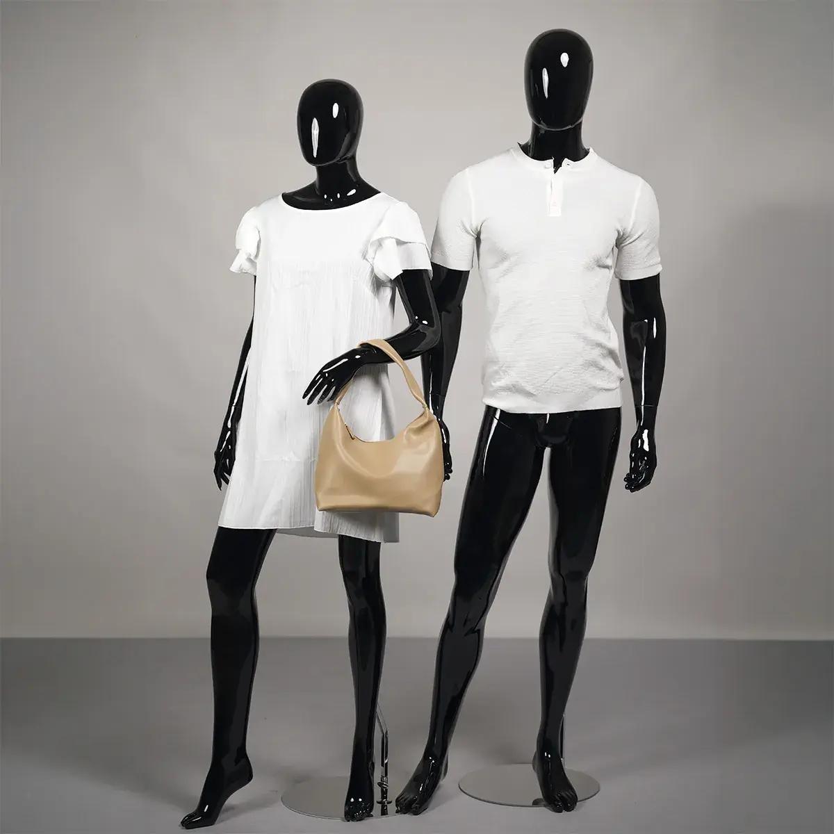 Mannequin femme, finition laquée, main gauche sur la hanche H 178 cm Fibre de verre - Noir  - Mannequins femmes-7