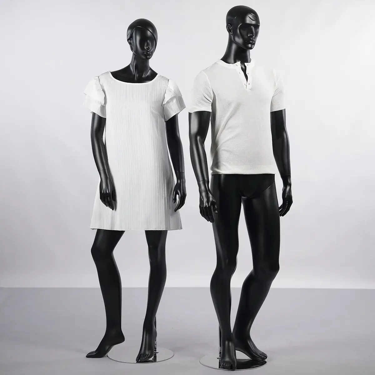 Mannequin femme, tête et cheveux sculptés H 177 cm Fibre de verre - Noir mat - Mannequins femmes-5