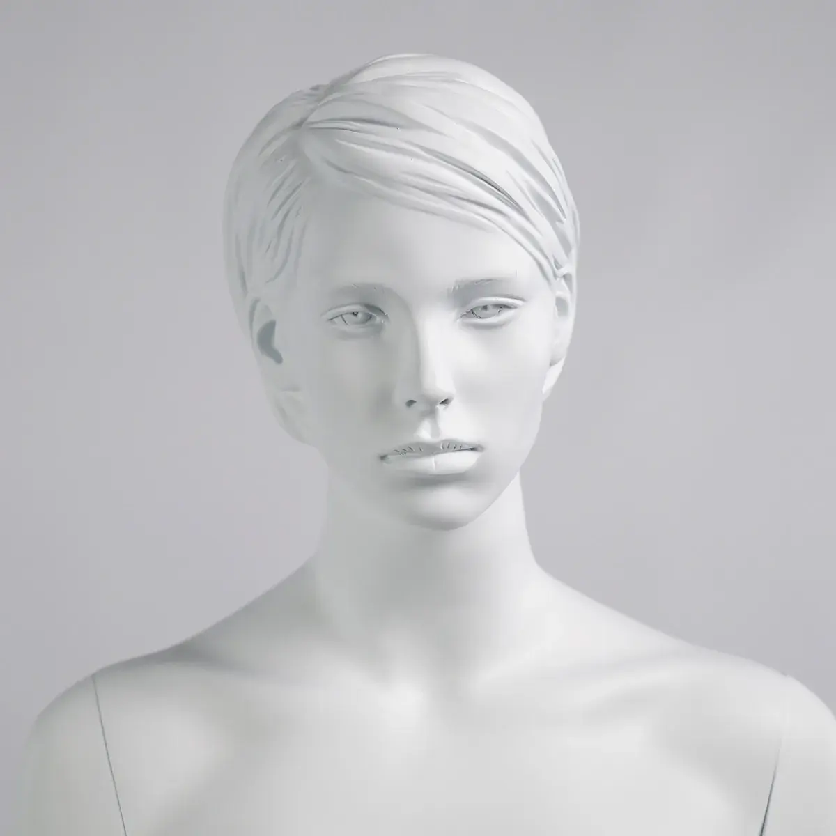 Mannequin femme, cheveux sculptés, bras long du corps H 178 cm Fibre de verre - Blanc - Mannequins femmes-5